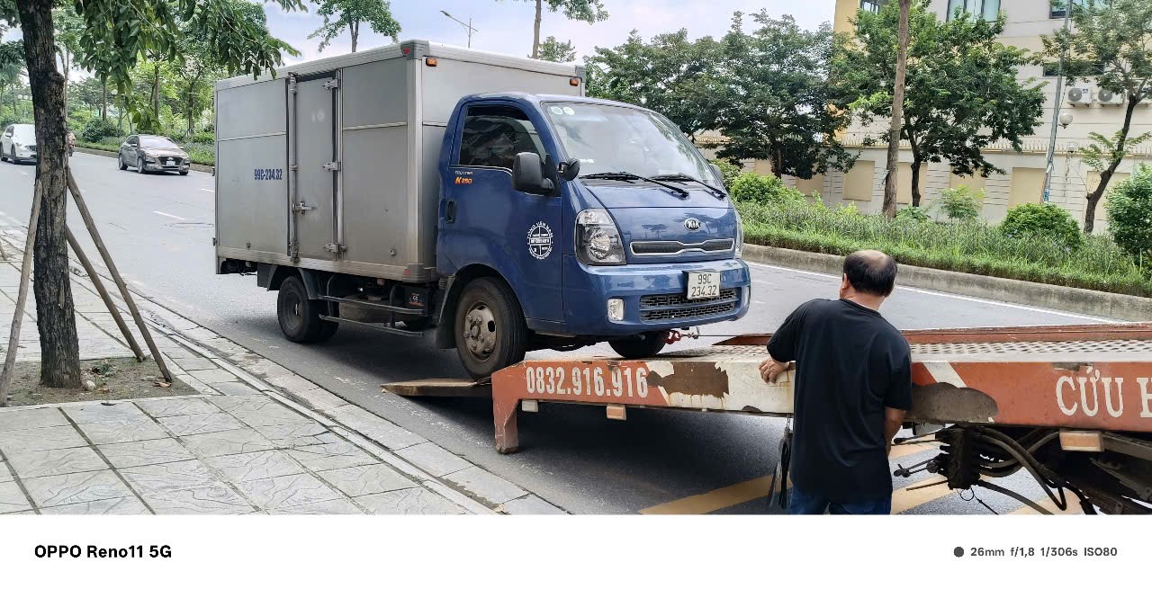 Thợ cứu hộ kiểm tra điểm rò dầu bằng đèn UV chuyên dụng