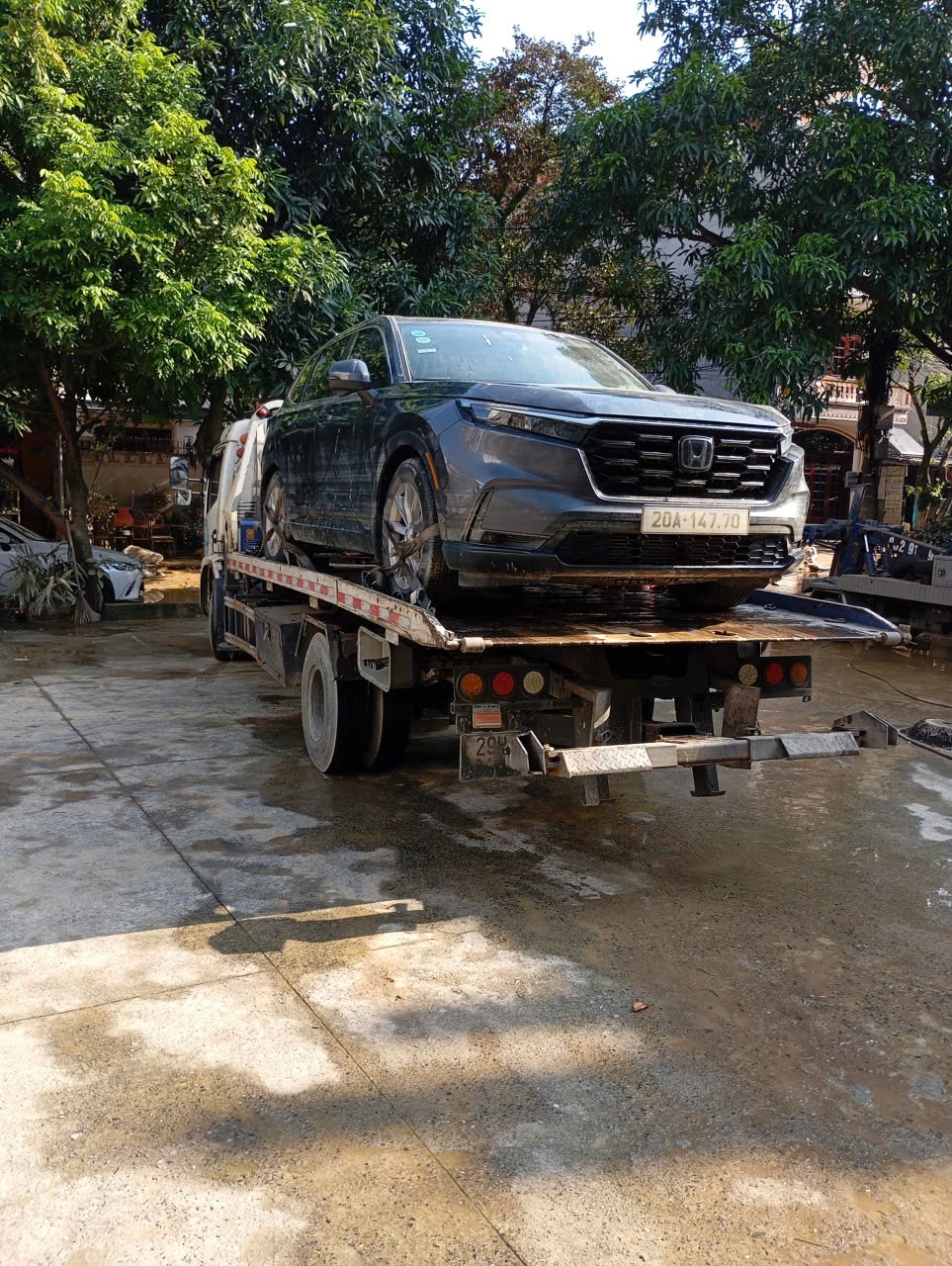 Khi gặp sự cố hỏng lốp hãy liên hệ hotline 0812.084.084