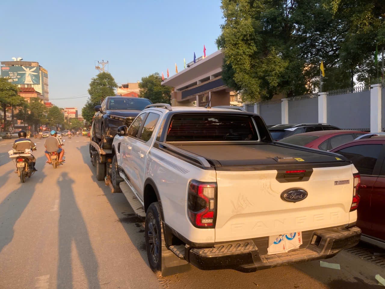 Kỹ thuật viên dùng thiết bị chẩn đoán lỗi động cơ ngay tại hiện trường