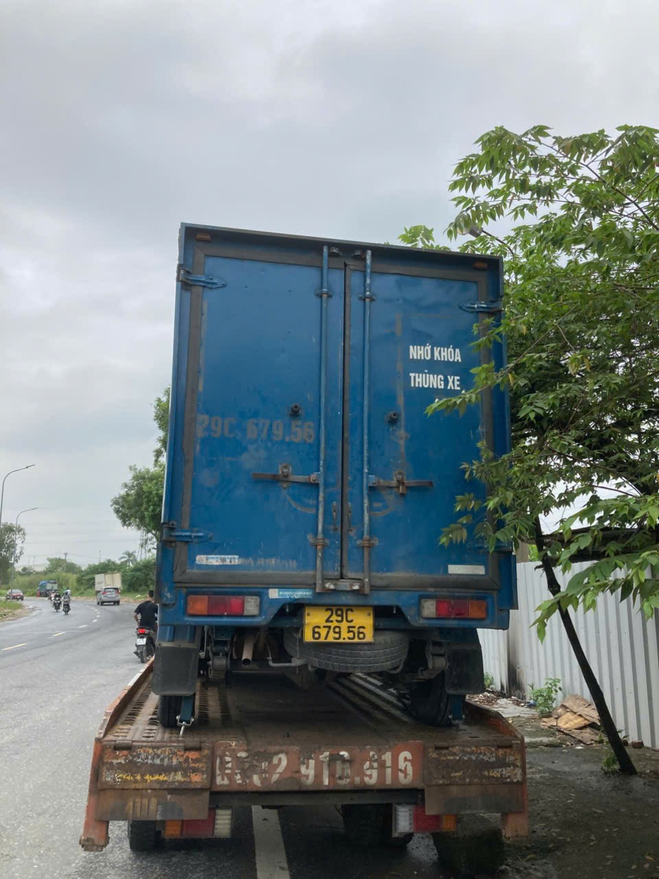 Xe ô tô đang được hỗ trợ cứu hộ xe bị mắc kẹt