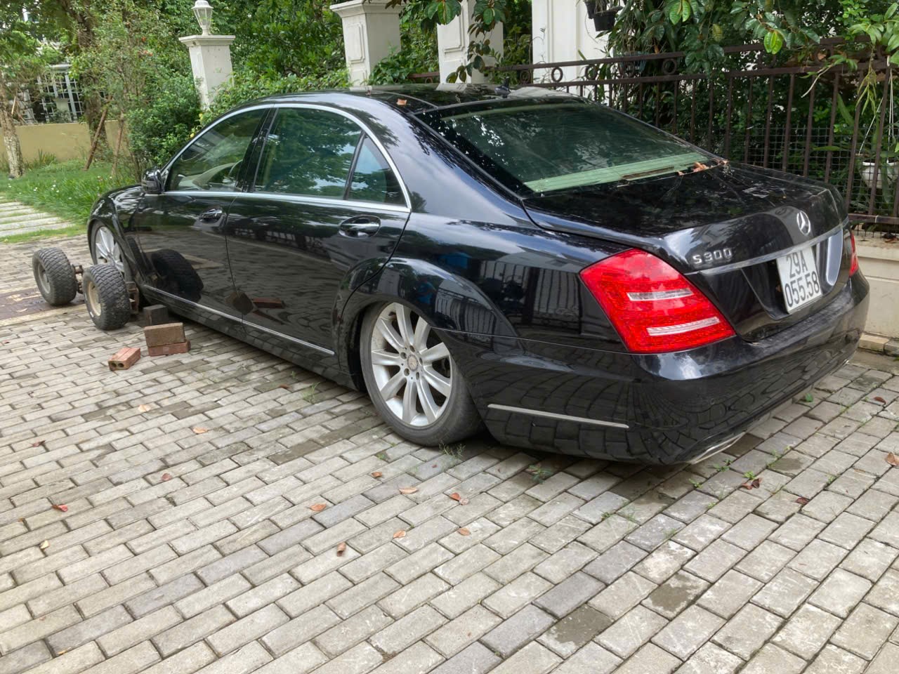 Cứu hộ sửa bình ắc quy xe ô tô