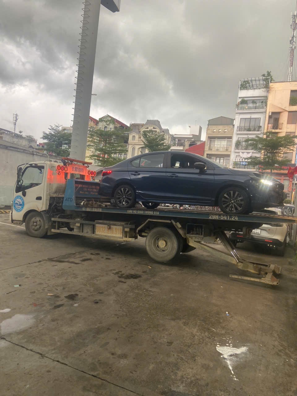 Xe cứu hộ chuyên dụng di chuyển ô tô bị khóa bánh do lỗi phanh