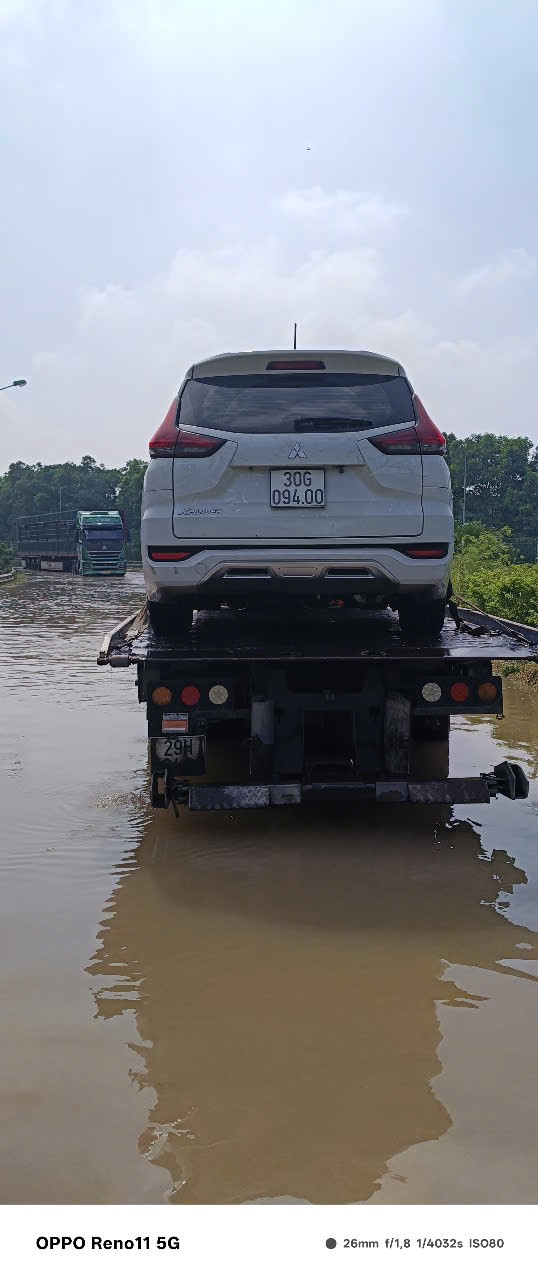 Xe cứu hộ chuyên dụng vào tầng hầm kéo xe bị kẹt ra ngoài